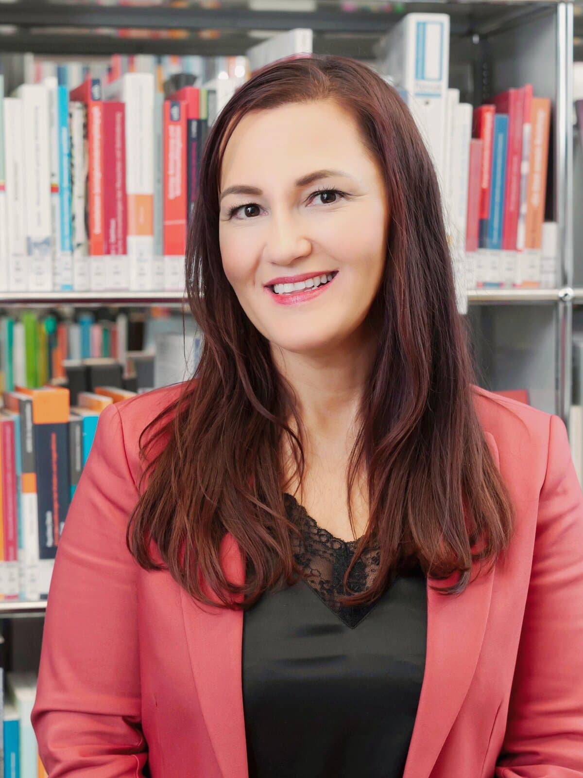 Valentina Smajli in der Bibliothek der Hochschule Luzern